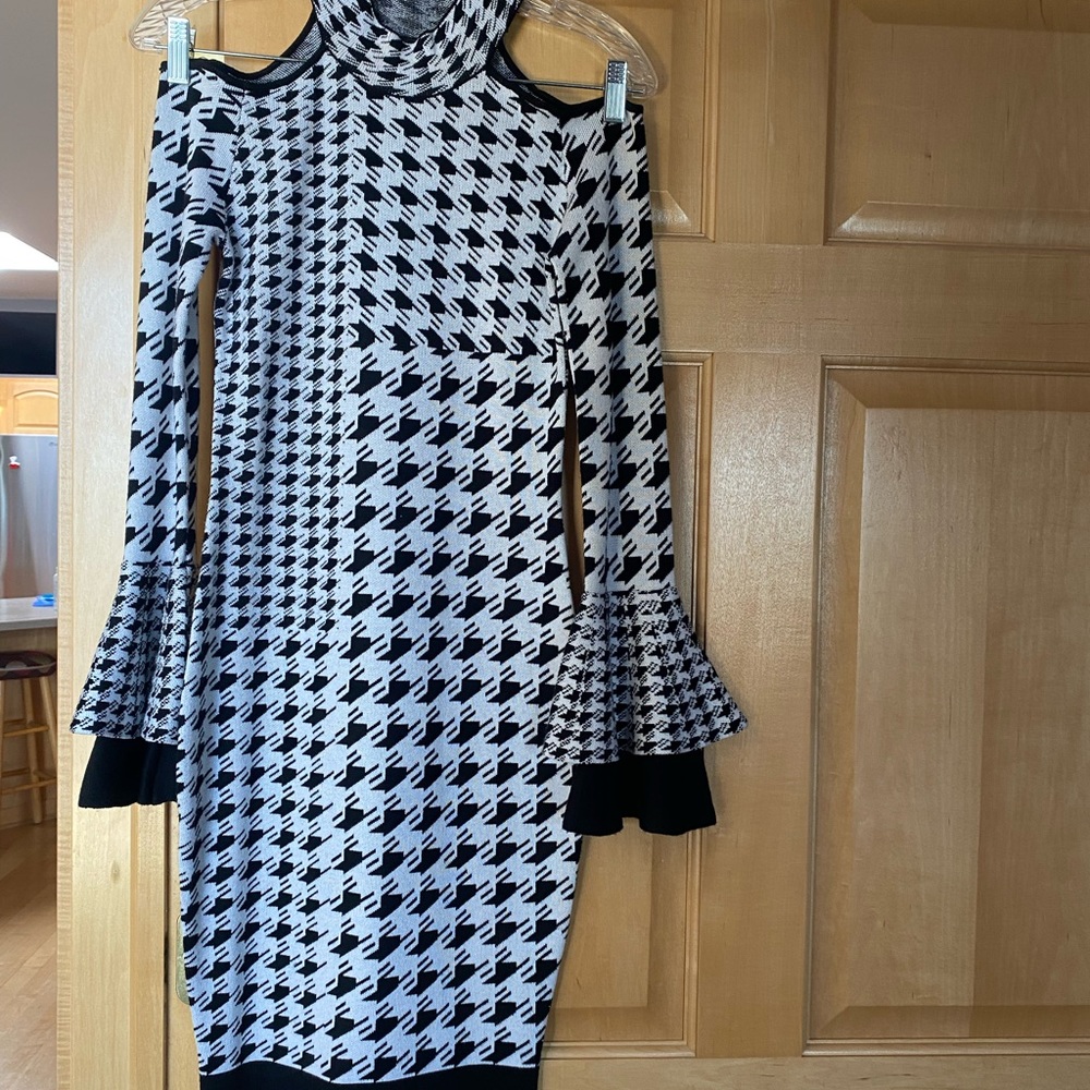 Venus Cold shoulder body con dress with bell sleeve’s. Stylish and comfortable.